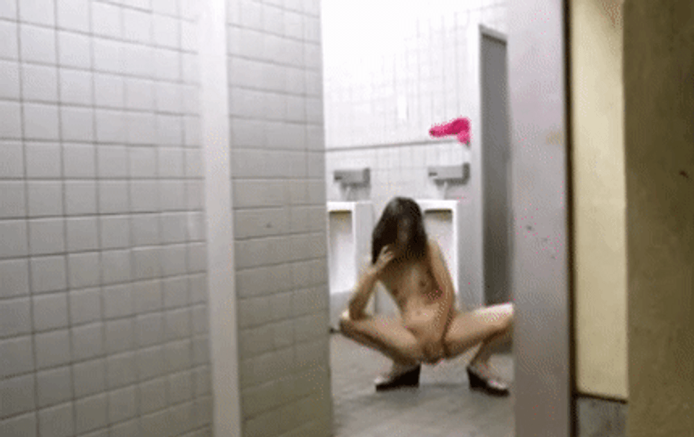 ちょｗｗｗ公衆の男子トイレにいた全裸の女性くちょくちょ淫音もれもれを男に撮られた映像！
