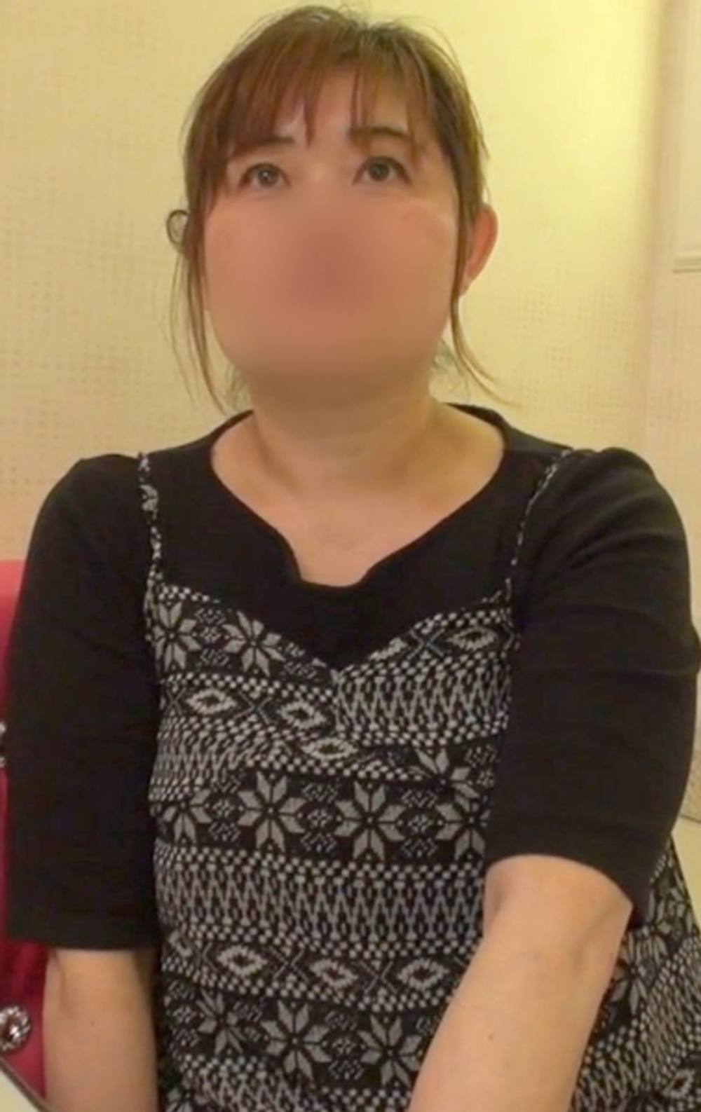 【素人】ぽっちゃりしてて愛嬌のある人妻さんと中出し不倫SEX。 肉厚おまんこの感度は高くて愛液をじんわり溢れさせながら何度もイってます。