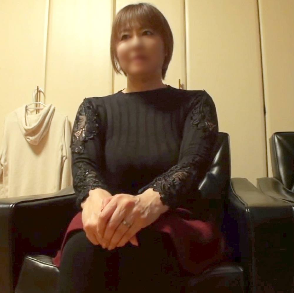 【素人】顔や体の各パーツが丸々してて愛嬌のある人妻(45歳) 興奮スイッチが入ると痴女っ気溢れる表情へと変わり、長い舌を出しながらのフェラやパイズリで挿入の催促。