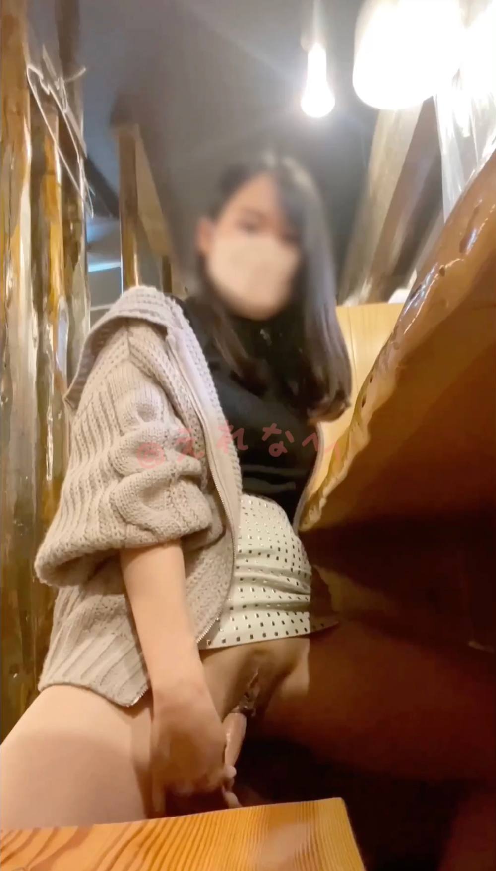 素人自撮りです!ギャル風の格好にミニスカートで鳥〇族に一人で行ってカウンター席でディルドオナニーしてしまいました、、性欲があがってどうしようもなくて人のいるとこでしたくなっちゃいました、、