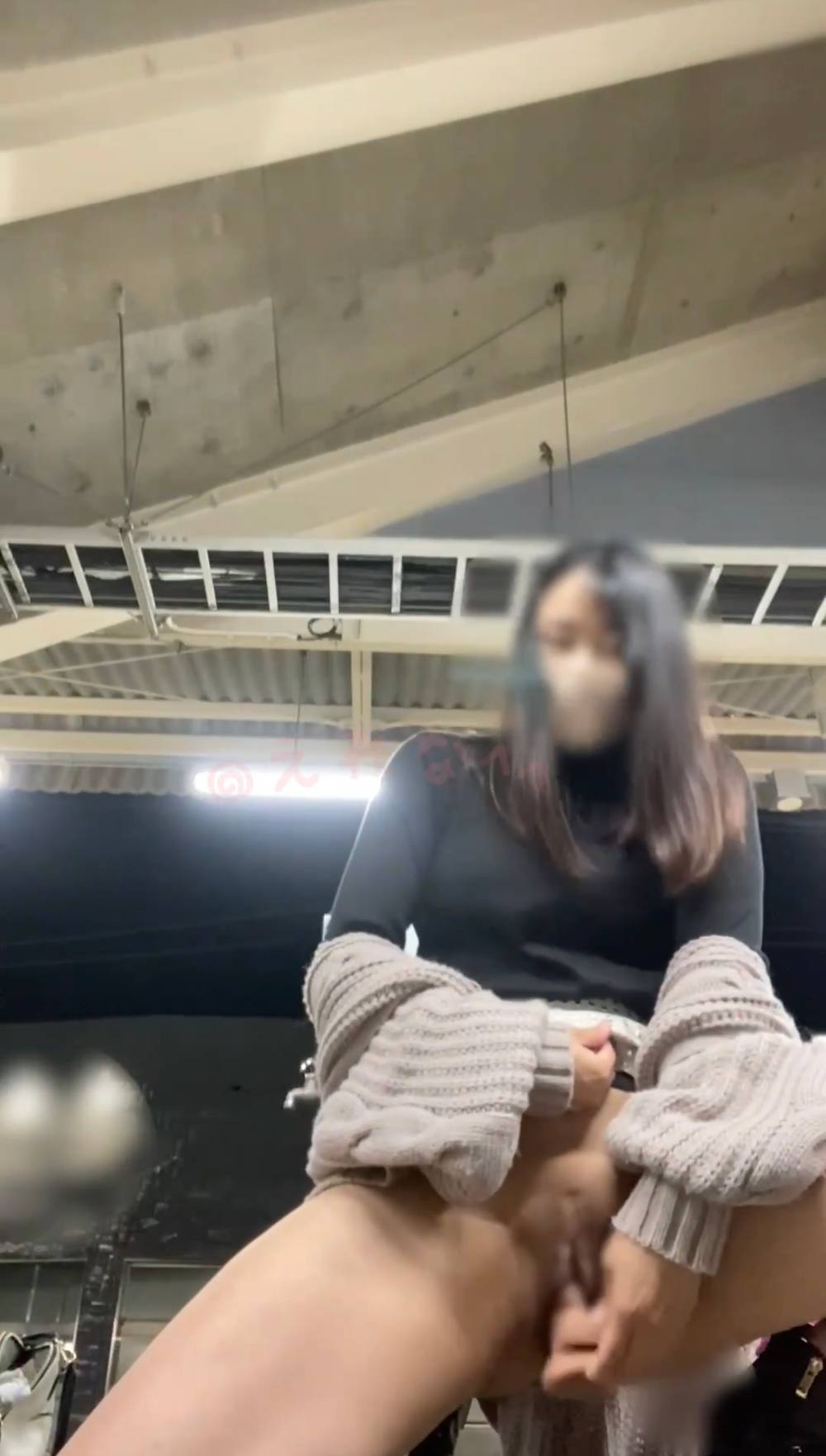 素人自撮りです!駅のホームでパンツ脱いでミニスカートめくってディルドオナニー!最後人に見られてて慌てて強制終了&DVDショップのトイレで扉開けてオナニーしてたら急に人が来そうで強制終了、、の2本立て