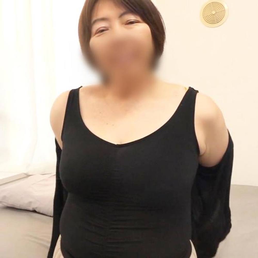 《人妻・中出し》55歳のショートヘアー人妻◆豊満ムチムチ圧倒的肉付きの下半身をぶるぶる震わせ「ごめんなさい･･･」とイキまくり！膣内射精！