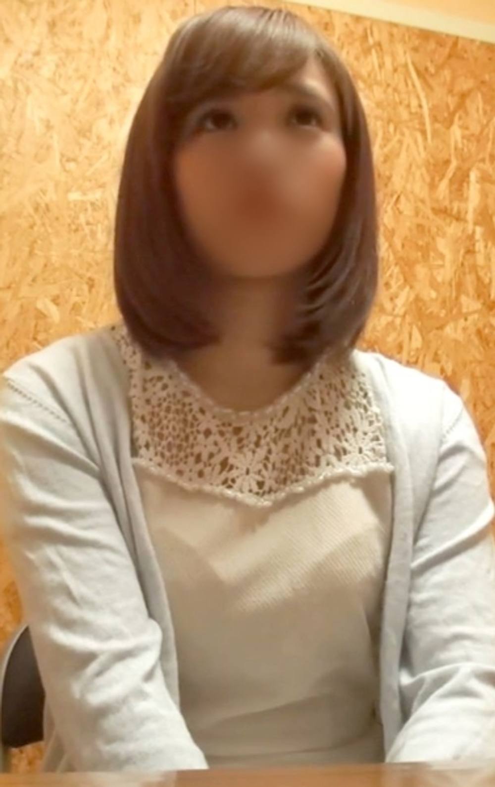 【素人】細身でくびれのある川澄奈●美似の美人奥様♥ 赤の他人の男の体に興奮するとレロレロと睾丸や亀頭を舐め上げて挿入のおねだり！