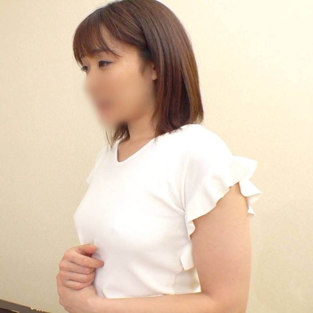 【素人】清純さがあるアラサー女子をハメ撮りしました。 おとなしくておっとりしている普段からは豹変し、デカチンに夢中になって中出し懇願！