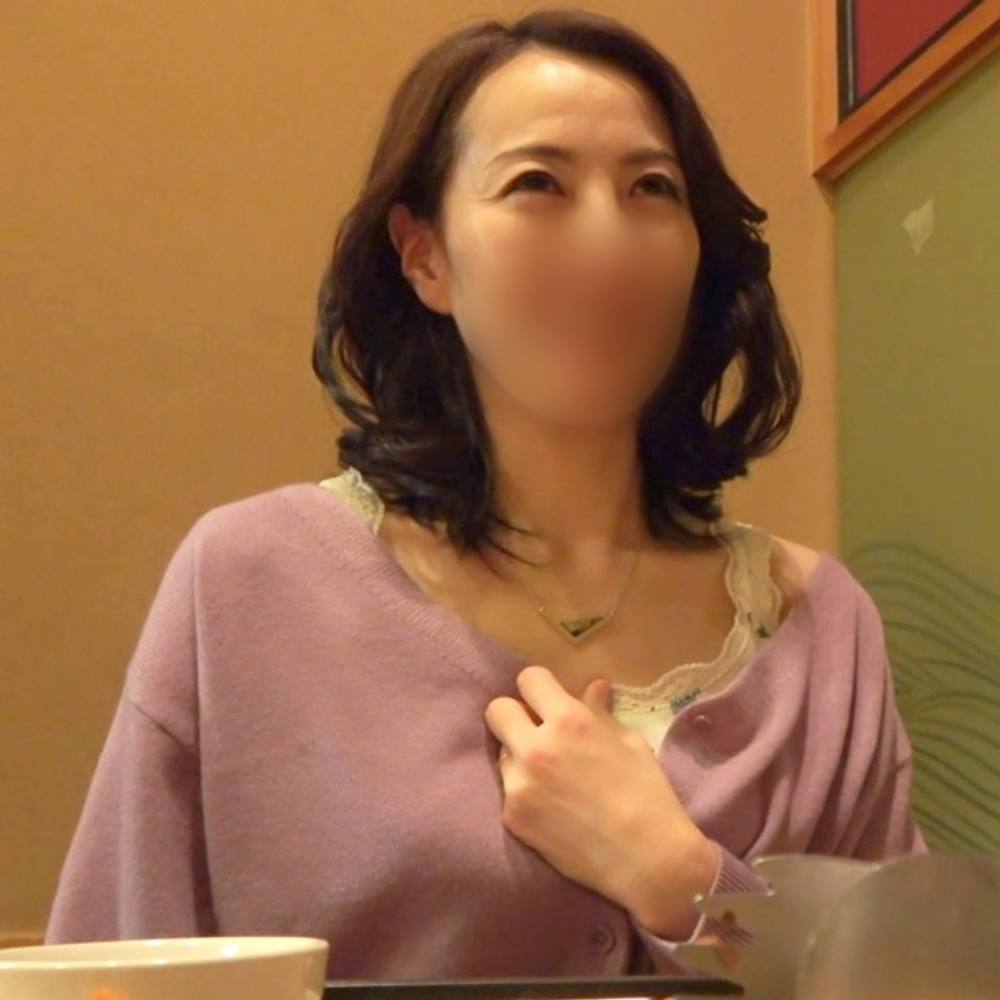 【不倫】誰もが認める美人な清純系熟妻(46) 感度健在のクリトリスに吸い付くと、声にならない喘ぎでM字開脚絶頂。