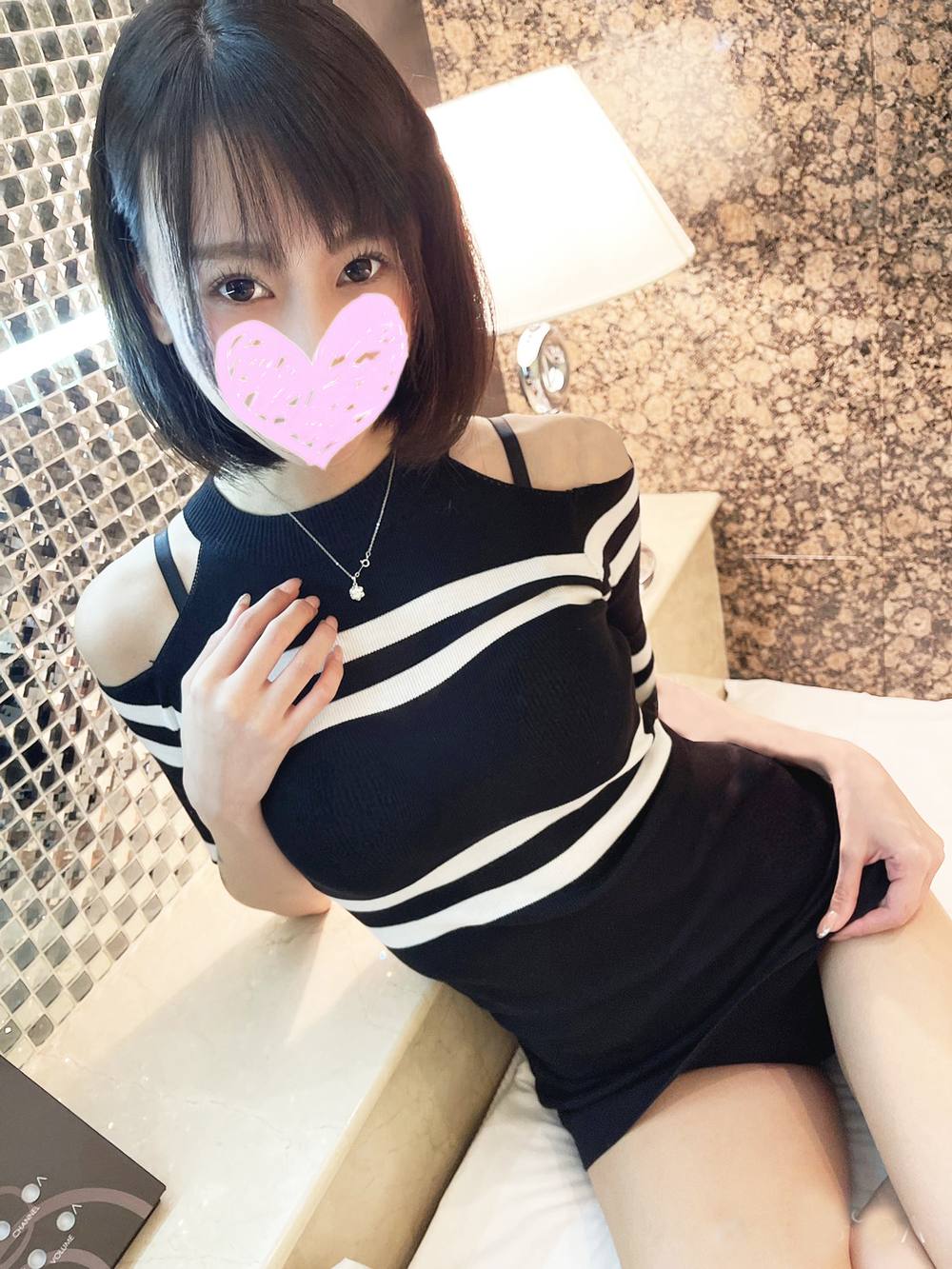 【無修正】 淫乱なオマンコからスケベ汁垂らしながら勃起チンポを懇願してくるどうしようもないチンポ中毒の美人受付嬢にガチハメ中出しSEX!!