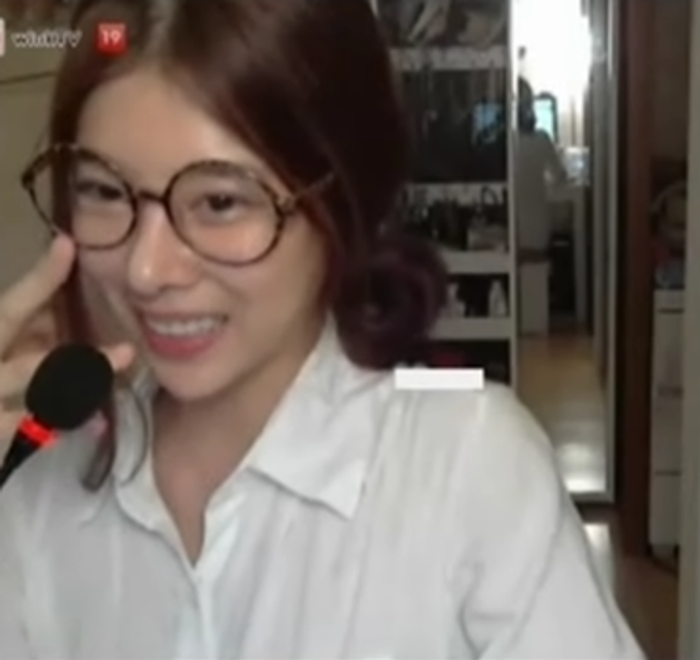 韓国のメガネ美人