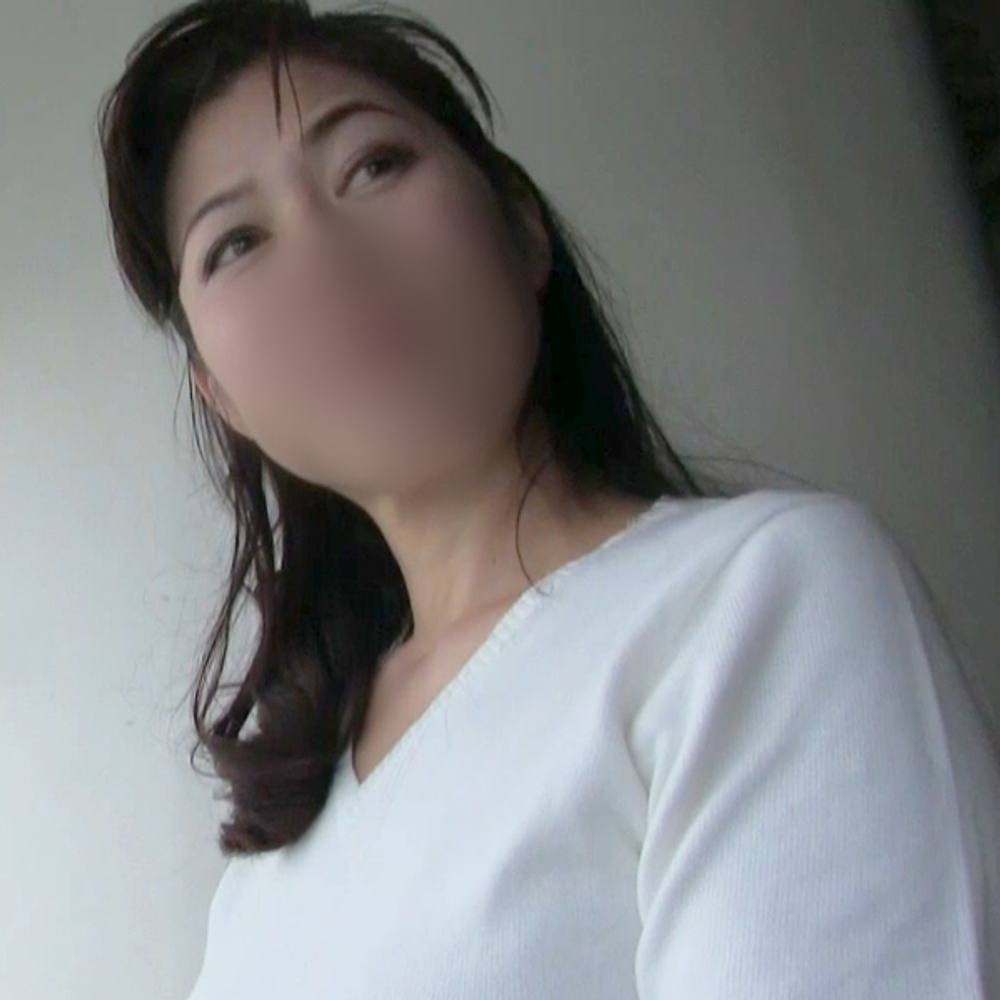 【素人】ムチムチとした体つきのお淑やかな熟妻(47) 普段はお淑やかなマダムですが、他人巨根で。マン汁をグチョグチョと分泌させながら絶頂。