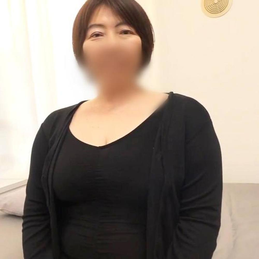 【中出し】豊満BODYが魅力的なショートヘアー熟女◆刺激的なビキニを着てハメ撮りプレイ◆全身の肉を震わせイキ狂い！膣内射精！