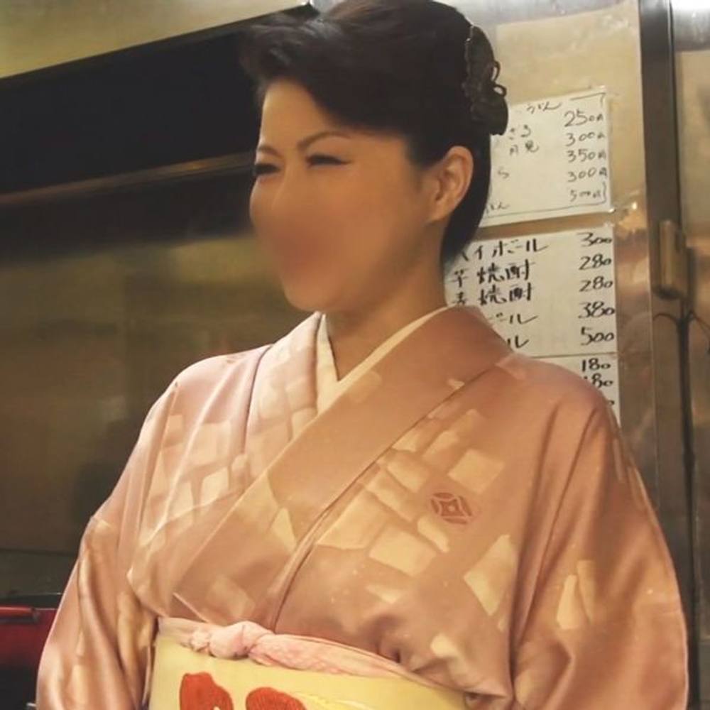 【熟女NTR】飲み屋の女将さんがエロすぎる！店内で着衣寝取りSEX。