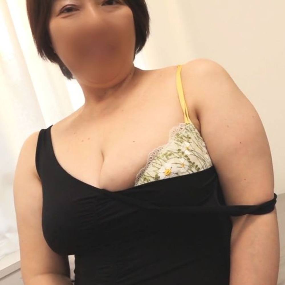 【人妻】しずのさん(55歳)のぽっちゃり肉感ボディがエロすぎる！エロコスSEXで激イキ。