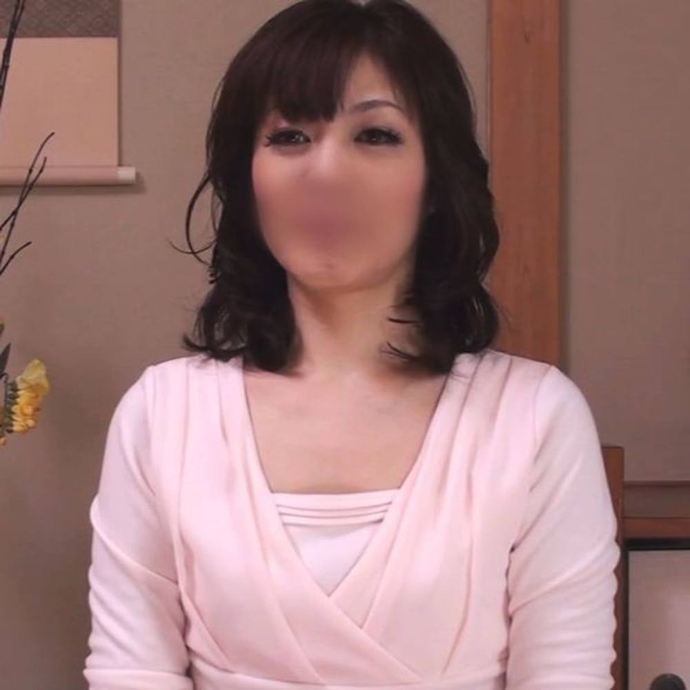 【人妻・熟女】お上品で華やかな雰囲気の奥様。熟女マンコをガン突きされ喘ぎまくり。