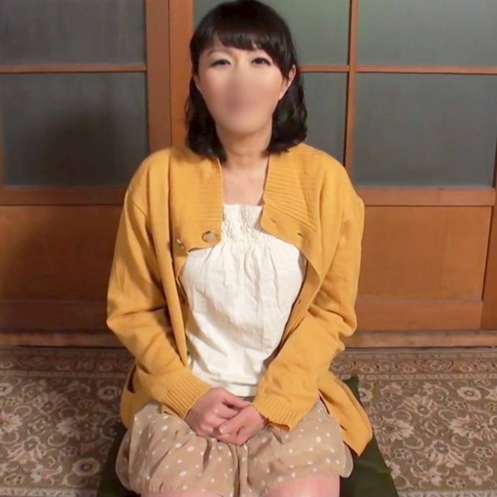 【素人】たるんだデカ尻がエロい熟妻さんを撮影。 四つん這いでお尻の肉を広げ、アナルまで丸見えになってます。