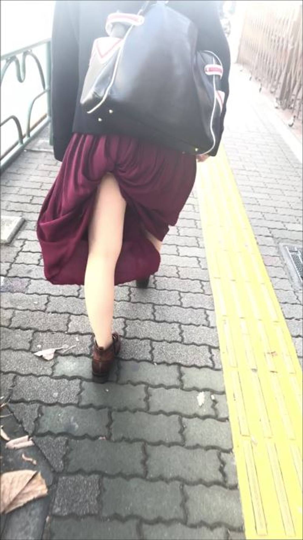 冬の街路樹をパンチラしながら歩く美女