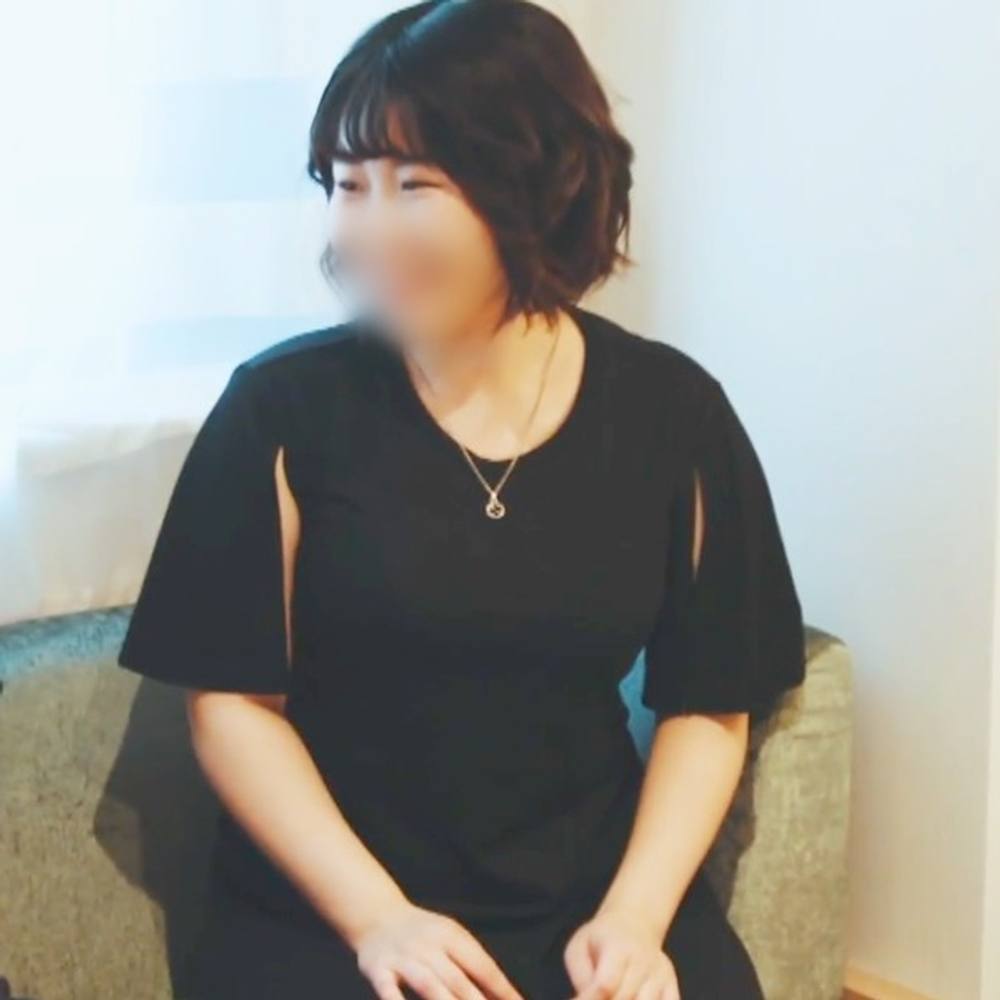 【素人】ぽっちゃり体型のゆるふわ系**(27歳) 生ハメで*宮口に肉厚感を楽しみ、SEX中に増量した精*を大量顔射！