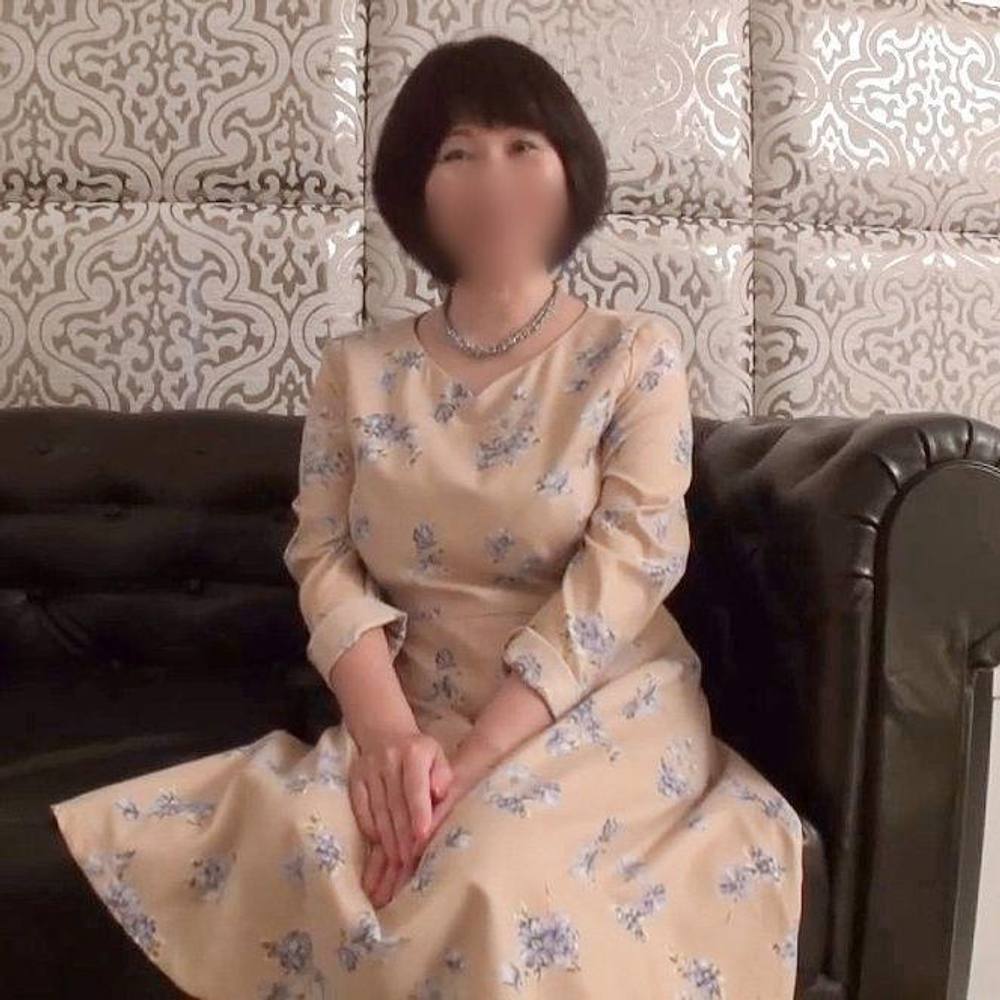 【人妻／熟女】53歳おっとり雰囲気のスケベ奥さん。むっちりモチ肌の爆乳おっぱい揺らして淫れるハメ撮りセックス。