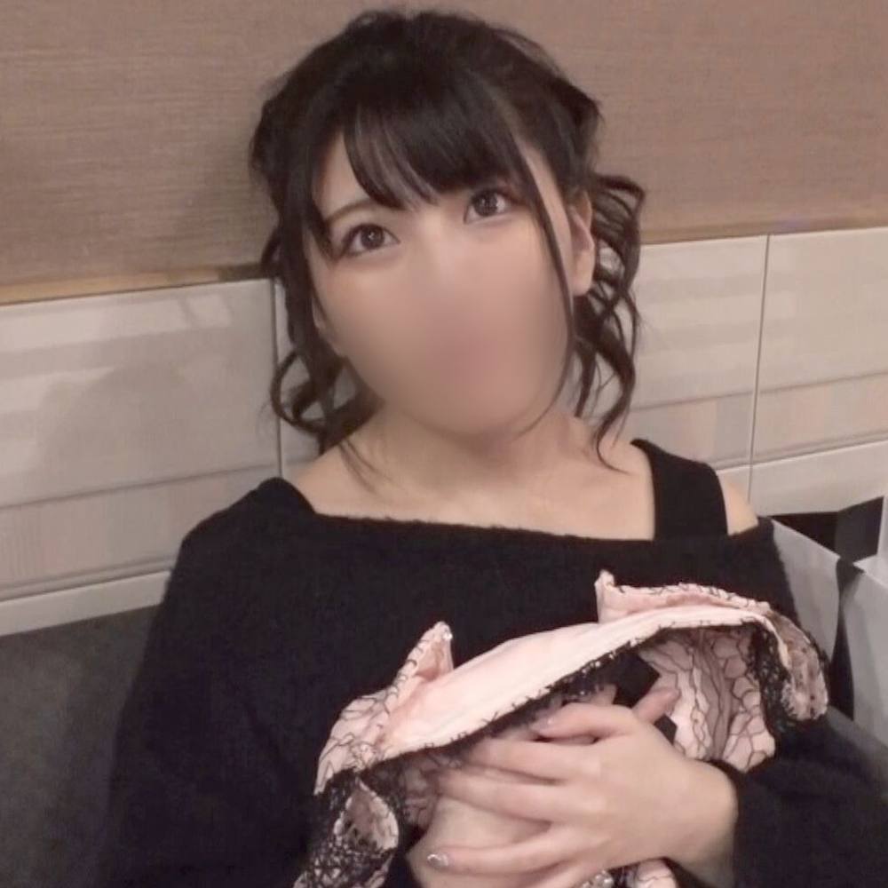 【素人】黒髪で笑顔が可愛い子とホテルへ！甘え上手な美女と肉体関係もって乳揺らしちゃう秘密SEX