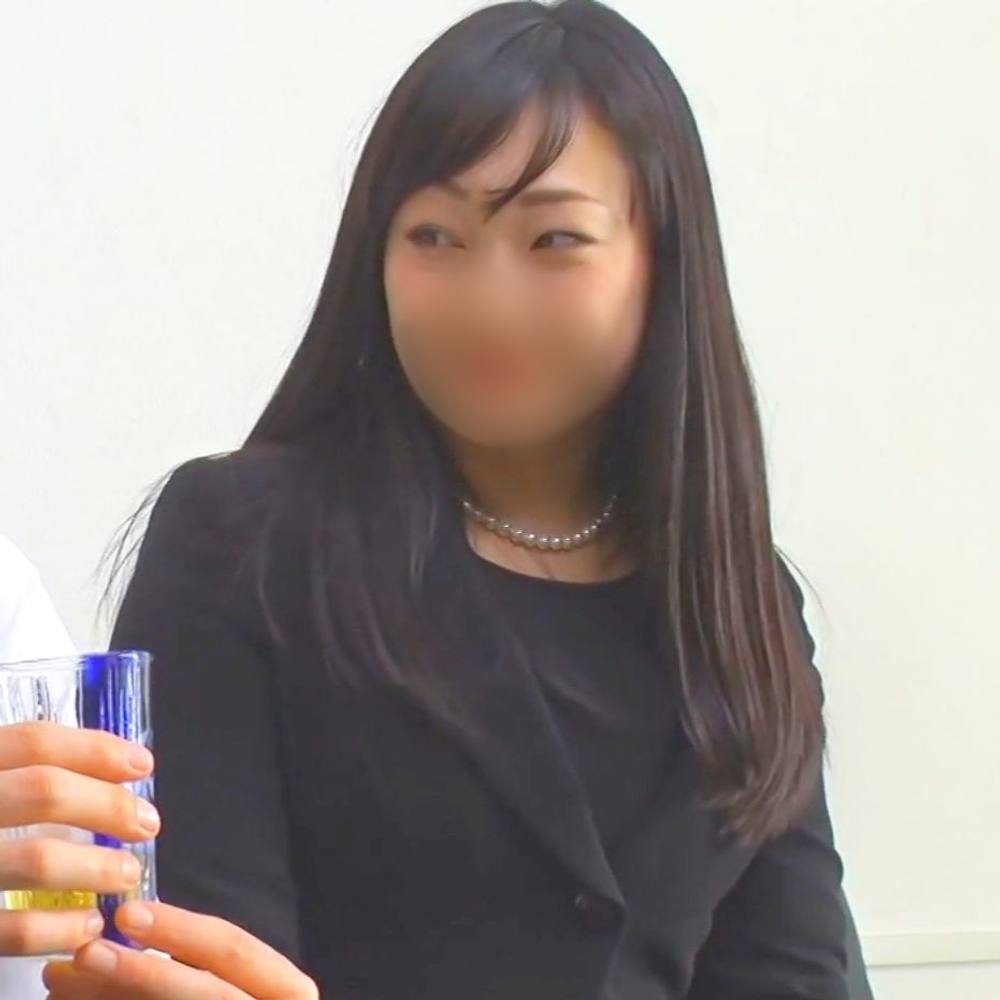 【不倫】筋肉質な美脚の人妻(38歳)と中出しセックス。 乙女心を忘れておらず、他人棒で可愛い喘ぎ声を出しながらイク～♥