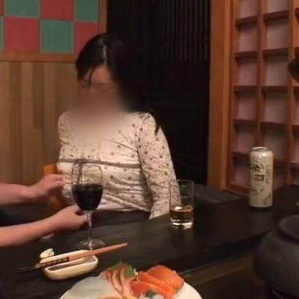 【個撮】ムチ感ボディの清楚系熟女妻。酔っ払った勢いでイタズラするとオマンコ濡らして発情しちゃってます。