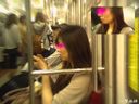 나는 기차에 탄 아름다운 여성에게 불가능할 정도로 가까이 다가가 그녀의 표정을 클로즈업했다.
