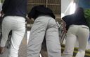 白いパンツに恥ずかしいパンティーラインを恥ずかしくハッキリと浮かべてしまうお上品なママさんたち…