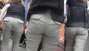 The young mom clearly exposes the line of her lace-rimmed full-back panties on her big buttocks!!