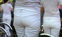 A beautiful wife full of cleanliness sweats and embarrassing sweat stains clearly appear on the cracks of the buttocks! !!