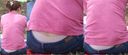 元気で可愛いママさんがジーンズの腰から暑さで蒸れたピンクのロングガードルをガッツリと覗かせる!!