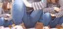 상쾌하고 건강한 미인 양 엄마가 일본식 화장실 포즈로 찐 청바지의 가랑이를 들여다 본다! !