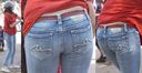 The tall and refreshing and cute young mom has jeans on her beautiful buttocks and lets you see the line firmly out! !!