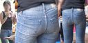 Young mom makes the panty line stand out thinly on the jeans beautiful big ass stretched on the bun! !!