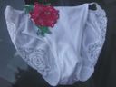 【Mischief】The flashy yan mom in the neighborhood was a flashy white panty with rose embroidery ...