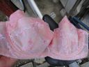 [Mischief] My friend's beautiful mother was wearing a neat pink E-cup big bra with a three-step hook ...