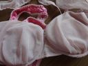 在俱樂部訓練營的訓練中，小三學生穿著華麗的粉紅色T背和粉紅色的胸罩......