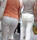 Beautiful wives who can see through the short girdle worn under the white bread ...