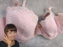 【Mischief】The senior in the college circle wore a pink C-cup bra at the training camp ...