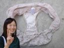[Mischief] The pink panties worn by the cute wife who was proud of my colleague were slightly yellowed ...