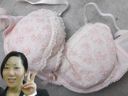 [Mischief] A kind and cute colleague wore a pink B cup bra during a company trip ...