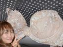 [Mischief] My friend's cute girlfriend was wearing a neat and clean C-cup bra with plenty of flower embroidery ...