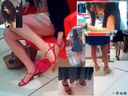 젊은 여성을 위한 옷가게에서 아름다운 니의 발가락과 발바닥을 관찰하다