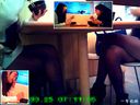 푸드코트에서 식사하는 여대생은 W 이동식 카메라 에디션에서 아름다운 다리로 귀엽다