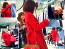 我一見鍾情，就愛上了穿著鮮紅色外套的美腿女士，觀察了購物現場。