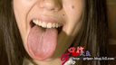 [長舌戀物癖]大長舌女孩尿素櫻花的長而寬的舌頭的長而寬的舌頭的特寫手指