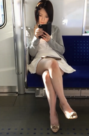 ☆電車内パンチラ☆股のゆるい綺麗め美女を粘着撮影！