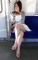 ☆電車内パンチラ☆股のゆるい綺麗め美女を粘着撮影！