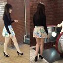 Model-class slender beauty skirt flipping T-bag!