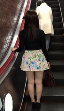 Model-class slender beauty skirt flipping T-bag!