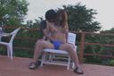 [Amateur personal shooting hidden camera] Men and women flirting on pool benches! Too defenseless! Thick bikini gal!