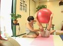 胖乎乎的阿姨在個人瑜伽課上的感覺和寬容的身體