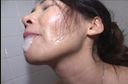 Semen overflowing from the mouth! Shot into your mouth with a bath married woman